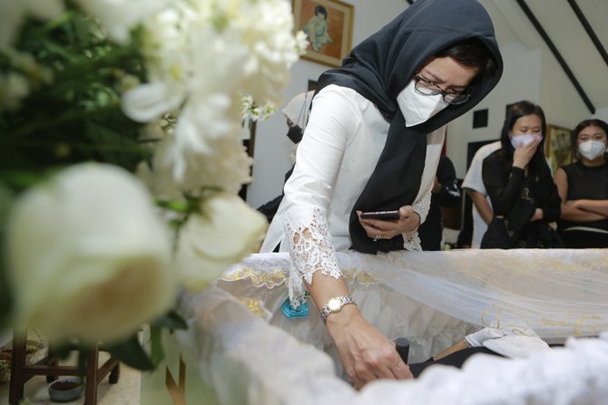 4 momen nurul arifin saat dandani jenazah naura magnalia berusaha tegar