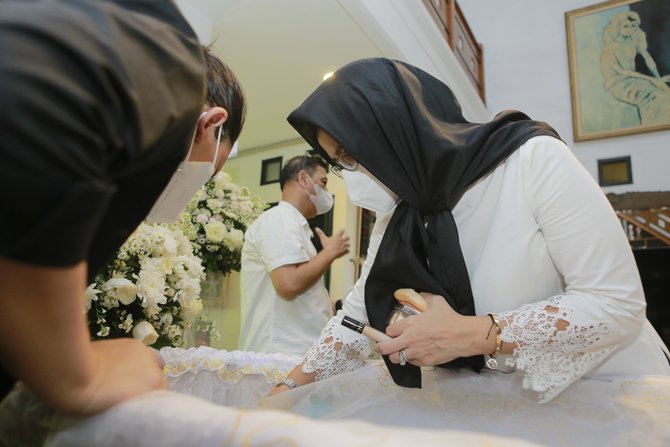 4 momen nurul arifin saat dandani jenazah naura magnalia berusaha tegar