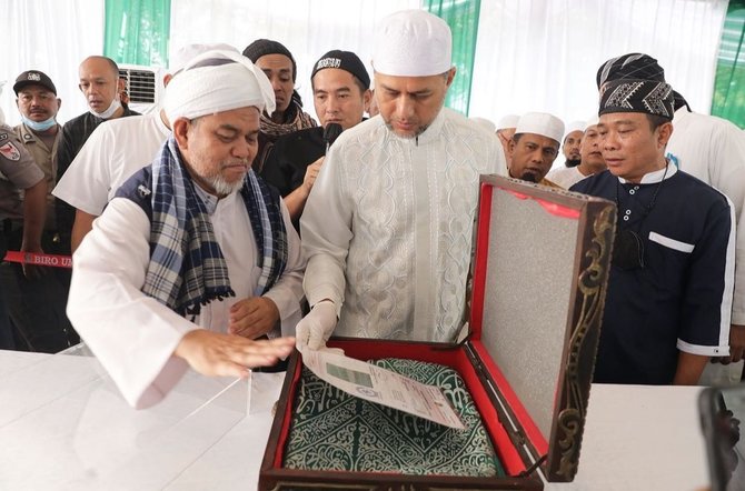 masjid di medan ini gelar pameran artefak rasulullah ada rambut hingga sorban nabi