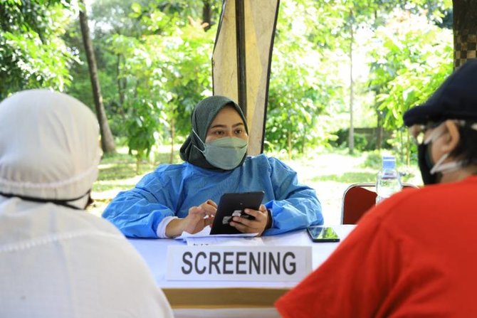 vaksinasi di tengah hutan kota di tangerang