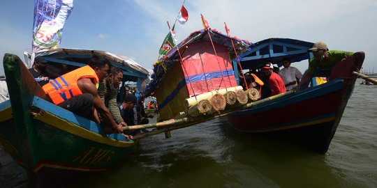 Rayakan Tradisi Nadran, Nelayan Bekasi Larung Sesaji di Lautan