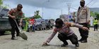 Polisi Tambal Jalan Berlubang di Kupang Minimalisir Kecelakaan