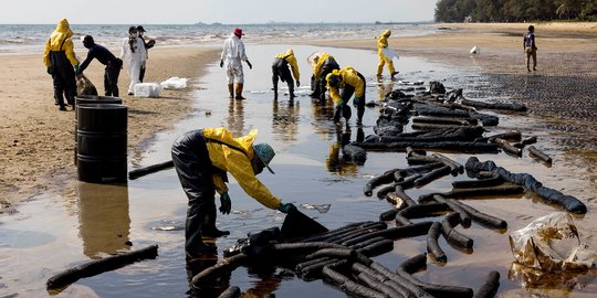 Tumpahan Minyak Mentah Cemari Pantai di Thailand