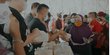 Potret Crazy Rich Surabaya Beli Ribuan Liter Minyak Goreng untuk Dibagikan ke Ibu-ibu
