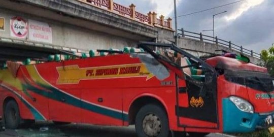 Polisi Buru Sopir Bus Tabrak Fly Over di Padang Panjang Akibatkan 17 Orang Luka