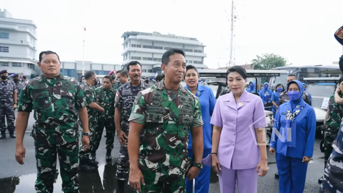 istri panglima tni telepon kapal di anjungan kri bima suci