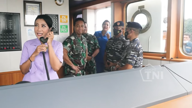 istri panglima tni telepon kapal di anjungan kri bima suci