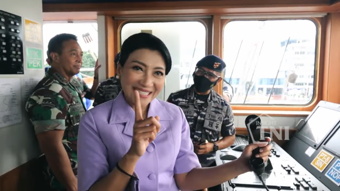 istri panglima tni telepon kapal di anjungan kri bima suci