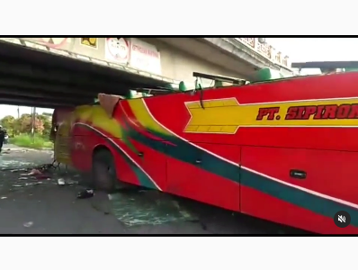 penampakan bus hancur tinggal setengah usai hajar flyover