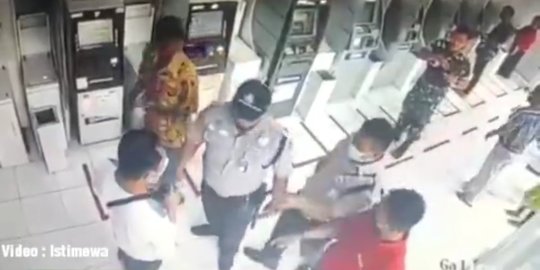 Terekam CCTV, Aksi Satpam Bank Gagalkan Penipuan di ATM Ini Tuai Pujian