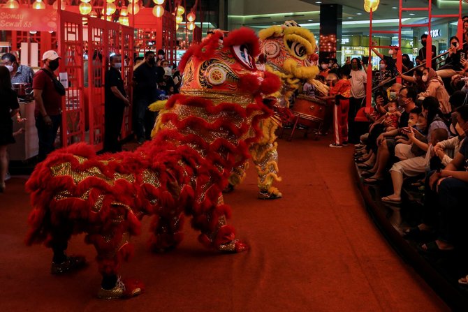 barongsai hibur pengunjung mal