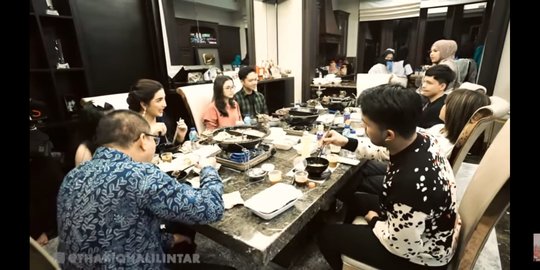 Momen Makan Malam Fuji & Thariq Bareng Keluarga di Rumah Atta, Seru Bahas Soal Jadian