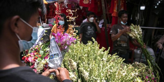Pedagang Bunga Hias di Pasar Petak Sembilan Ramai Jelang Imlek
