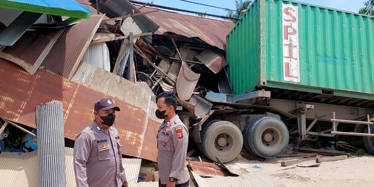 Truk Tronton Seruduk Toko di Samarinda, 2 Penghuni Tertimpa Reruntuhan Bangunan