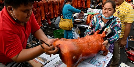 Memburu Babi Panggang Jelang Imlek di Kamboja