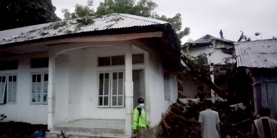 Pohon Tumbang Timpa Rumah Dinas di Belu, Sejumlah Nakes Diungsikan