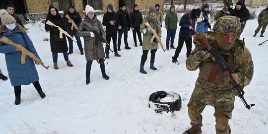 Antisipasi Invasi Rusia, Militer Ukraina Latih Warga Sipil Jadi Pasukan Tempur