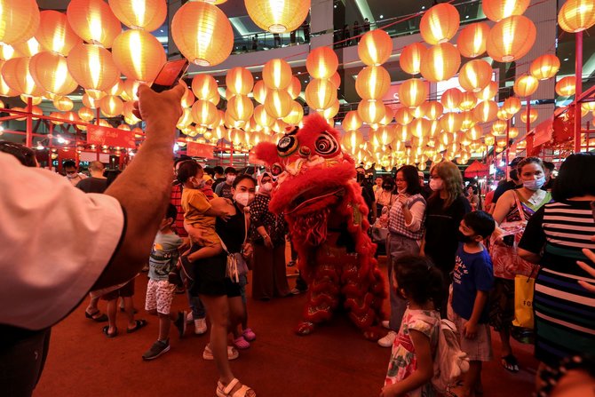 barongsai hibur pengunjung mal