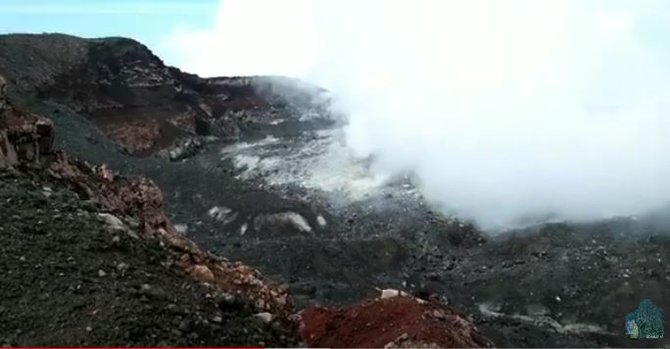 bongkahan es di puncak gunung slamet