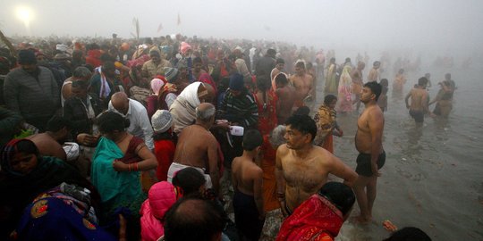 Festival Magh Mela, Jutaan Umat Hindu India Mandi di Sungai