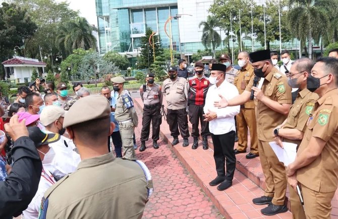 pedagang pasar di medan demo di depan kantor wali kota tuntut pemerintah atasi ini