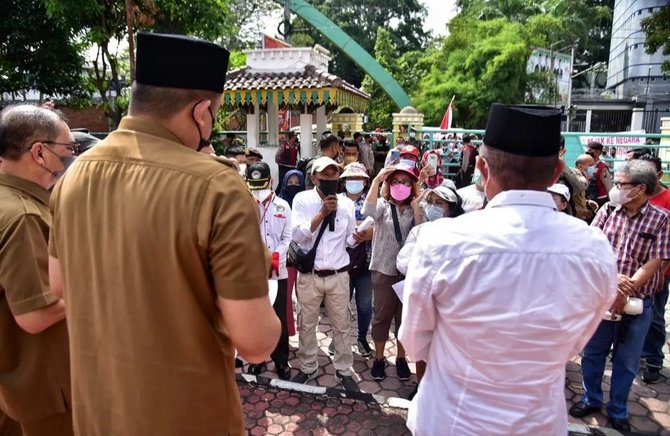 pedagang pasar di medan demo di depan kantor wali kota tuntut pemerintah atasi ini