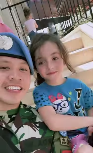 sosok tni ganteng foto dengan bocil cantik jadi sorotan