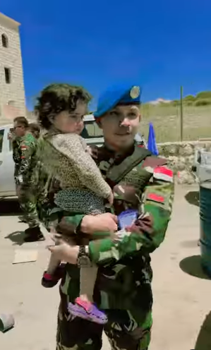 sosok tni ganteng foto dengan bocil cantik jadi sorotan