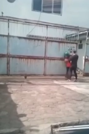 viral kurir dimaki amp ditampar seorang pria tak tega lihatnya hanya tertunduk lesu