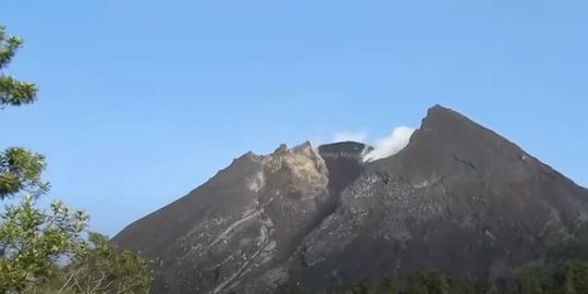 Gunung Merapi Muntahkan Delapan Kali Guguran Lava Pijar