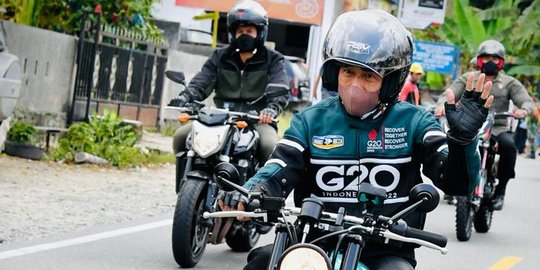 Tampil Nyentrik, Presiden Jokowi Geber Motornya di Toba