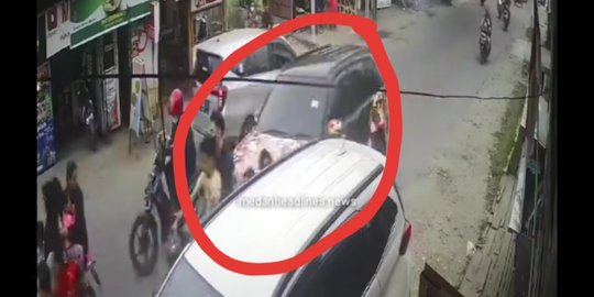 Viral Rekaman CCTV Kecelakaan di Medan, Mobil 'Sruduk' Pengendara Motor hingga Tewas