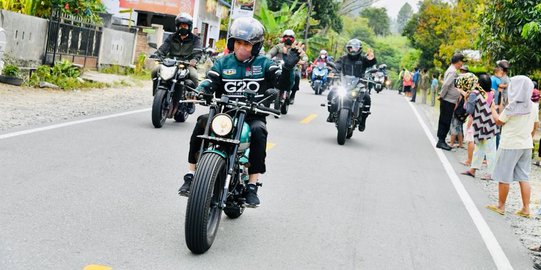Gaya Jokowi Geber Motor Kawasaki W175 di Toba