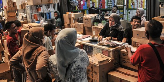 Pasar Pramuka Kembali Ramai di Tengah Melonjaknya Kasus Covid-19
