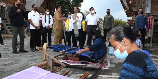 Jokowi Harap Penataan Kampung Ulos Huta Raja Bisa Lestarikan Warisan Pusaka Bangsa