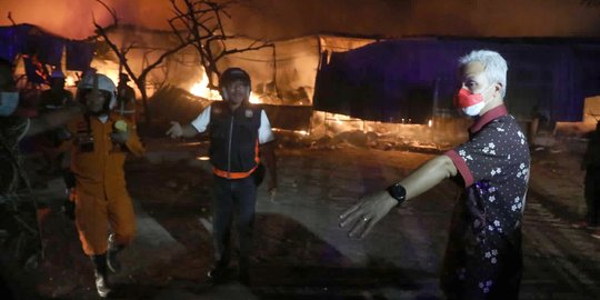 Padamkan Kebakaran Relokasi Pasar Johar, 10 Mobil Damkar dan Water Canon Dikerahkan