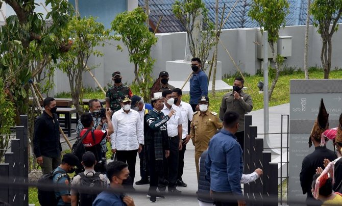 10 potret jokowi kunjungi sumut resmikan bypass hingga ke danau toba pakai motor