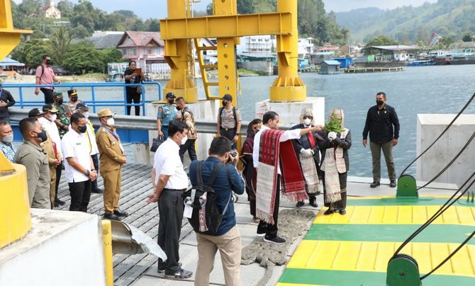 10 potret jokowi kunjungi sumut resmikan bypass hingga ke danau toba pakai motor