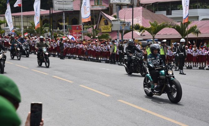 10 potret jokowi kunjungi sumut resmikan bypass hingga ke danau toba pakai motor