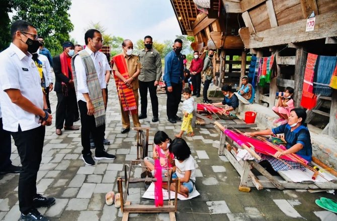 10 potret jokowi kunjungi sumut resmikan bypass hingga ke danau toba pakai motor