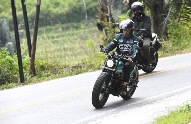 10 potret jokowi kunjungi sumut resmikan bypass hingga ke danau toba pakai motor