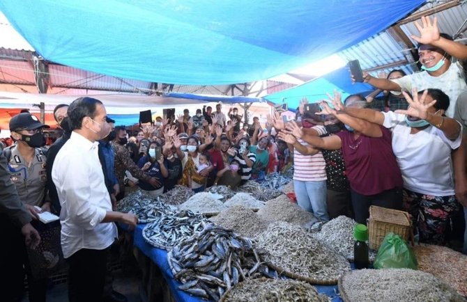 10 potret jokowi kunjungi sumut resmikan bypass hingga ke danau toba pakai motor