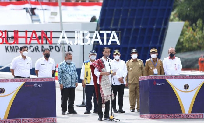 10 potret jokowi kunjungi sumut resmikan bypass hingga ke danau toba pakai motor