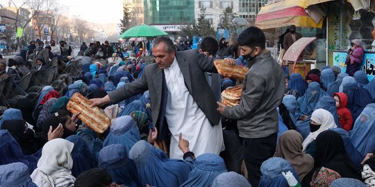 Potret Warga Afghanistan Menyambung Hidup dari Roti Gratis