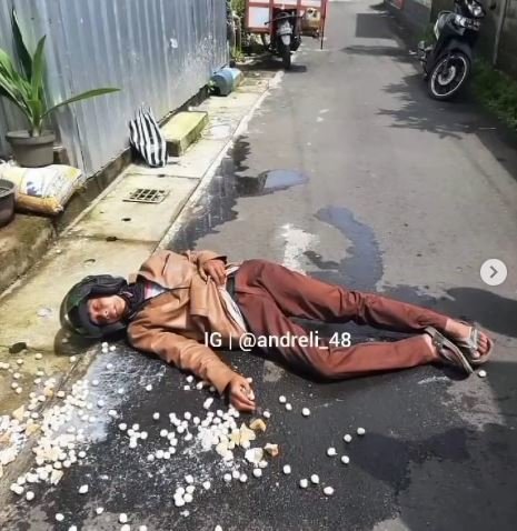 tukang bakso di salatiga diduga pura pura jatuh