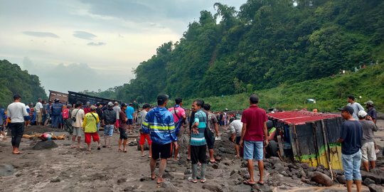 Puluhan Truk Penambang Pasir Terjebak Lahar Hujan Gunung Merapi