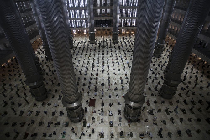 salat jumat di masjid istiqlal