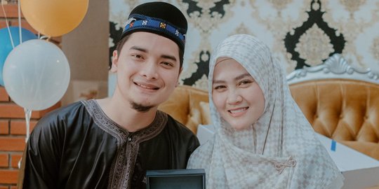 7 Potret Ulang Tahun Alvin Faiz ke-23, Dihadiahi Umrah oleh Sang Istri