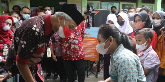 Tinjau Vaksinasi di Rembang, Ganjar Minta Guru Ingatkan Siswa Disiplin Prokes