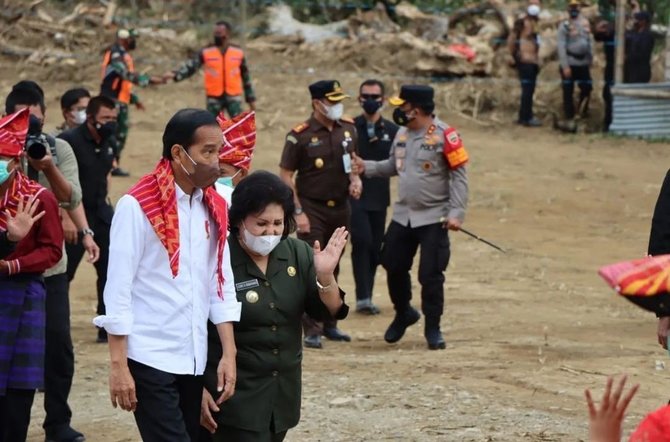 6 potret jokowi kunjungi 039kampung jeruk039 di liang melas datas petik buah di kebun